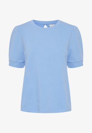 Gaiši zils īsajā piedurknē t-krekls, izgatavots no mīkstas kokvilnas. Tam ir apaļa kakla izgriezuma forma un smalki pūkaini piedurknes ar aproču apdari.