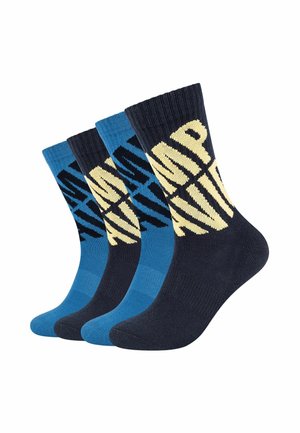 Vier Paare mid-calf Socken in abwechselndem Blau und Dunkelblau, jedes mit großen cremefarbenen Buchstaben im Knöchelbereich.