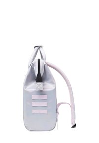 Holografischer Rucksack mit einem stromlinienförmigen Design, ausgestattet mit einem Reißverschluss, schwarzen Trägern und drei rosa Stoffakzenten auf der Vorderseite.