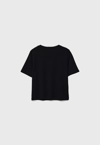 Sort t-shirt med korte ærmer, lavet af blødt stof, har en rund halsudskæring og en løs pasform, med en lige skæring og ingen synlige mønstre.