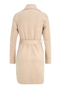 Beige vyötäröllä oleva takki pehmeässä mokkanahkaa muistuttavassa materiaalissa, jossa on klassinen kaulus ja pitkät pitkät hihat, sileällä ja teksturoidulla viimeistelyllä.