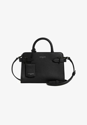 Bolso de mano de cuero negro con una superficie texturizada, asas cortas en la parte superior, correa de hombro desmontable y acentos en la correa. Incluye un bolsillo frontal.