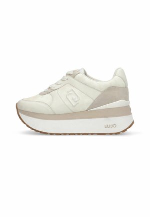 Basket à plateforme blanche et beige avec lacets à l'avant, semelle épaisse et logo embossé sur le côté, vue de l'extérieur.