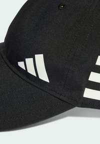 Cappello nero con visiera arrotondata; presenta strisce bianche e dettagli con logo sul davanti. Realizzato in un tessuto liscio e strutturato.