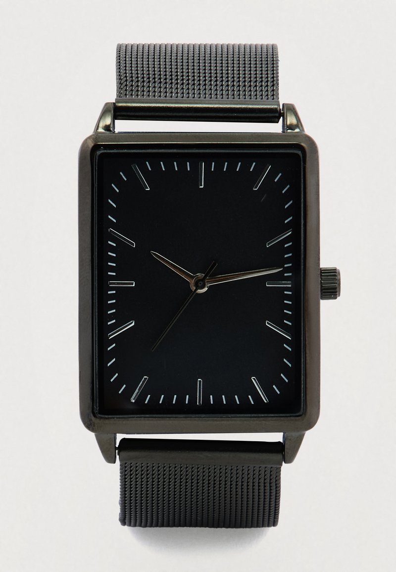 Μαύρο ορθογώνιο ρολόι με μινιμαλιστικό σχεδιασμό· διαθέτει μαύρο καντράν, ασημί δείκτες ώρας και ριγωτό μαύρο λουρί από σιλικόνη.