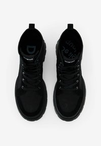 Sneakers neri alte con una combinazione di suede testurizzato e tessuto liscio, dotati di lacci neri e colletto imbottito. Logo distintivo sulla linguetta.
