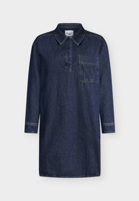 Rifľové šaty tmavomodrej farby s golierom, dlhými rukávmi a náprsným vreckom. Tkanina má hladkú textúru s viditeľným prešívaním.