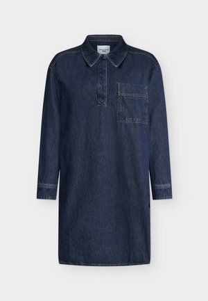 Jeans obleka temno modre barve z ovratnikom, dolgimi rokavi in prsno žepom. Tkanina ima gladko teksturo z vidnim šivanjem.