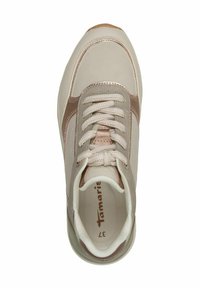 Sneaker beige e grigio chiaro con punta rotonda, tomaia testurizzata, dettagli metallici e lacci beige su una suola in gomma bianca.