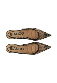 Escarpins à bout pointu imprimé léopard avec une bordure noire et un design à bride arrière. La semelle intérieure présente une surface texturée avec l'inscription « BIANCO ».