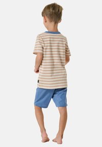 T-shirt in cotone a righe beige e crema, colletto blu, abbinato a pantaloni corti blu. La maglietta ha maniche corte e una vestibilità rilassata.