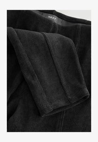 Sélectionné, black