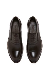 Dunkelbraune Lederschuhe mit glatter Oberfläche und runder Schuhspitze. Verfügt über ein Schnürdesign und dezente Markenkennzeichnung auf der Innensohle.