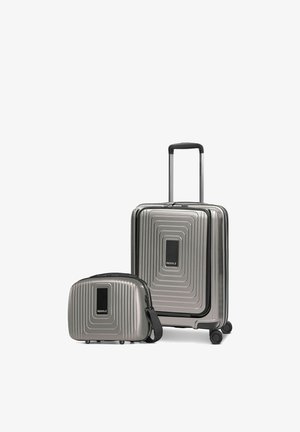 Twee zilveren koffers met harde behuizing, één groot met telescopisch handvat en wielen, één kleiner met een handvat en schouderriem, beide met rechthoekige patronen.