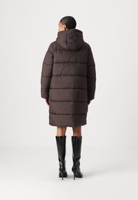 MAMALICIOUS URSA PUFFER JACKET - Cappotto invernale - chocolate torte