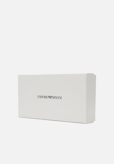 Vit rektangulär låda med en slät finish. Har logotypen "EMPORIO ARMANI" i svart teckensnitt centrerad på framsidan.