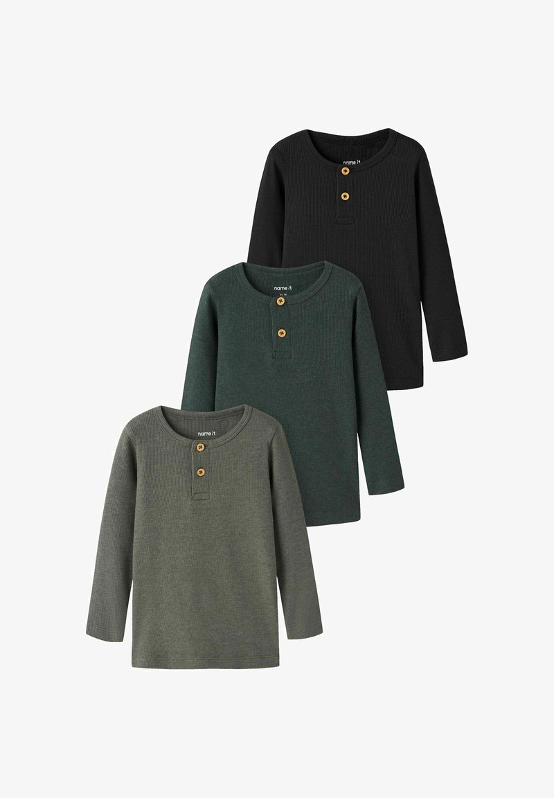 Trois chemises en maille côtelée à manches longues en noir, vert foncé et gris avec un col rond et deux boutons en bois au niveau du col.