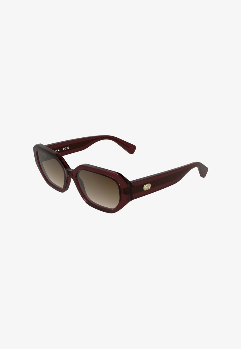 Lunettes de soleil bordeaux avec verres carrés, teinte brune dégradée et branches texturées ; présente un subtil accent de logo sur le côté.