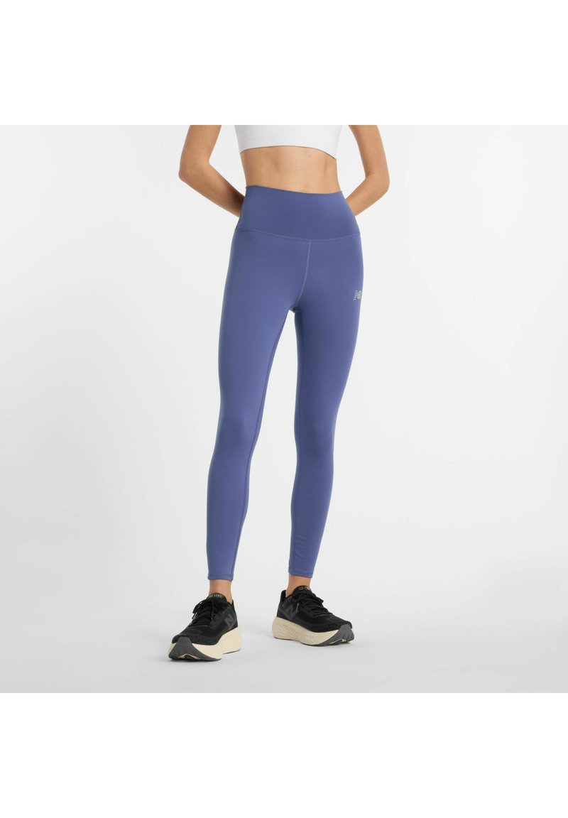 Leggings van lichtblauwe stof met een hoge tailleband. Heeft een discrète logo nabij de kuit. Soepele textuur en taps toelopende pasvorm.