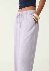 Stradivarius FLOWING - Stoffhose - lilac