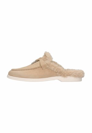 Beige suède pantoffel met een luxe bontvoering, instapontwerp, ronde neus en een witte rubberen zool. Voorzien van een zilveren gespdetail.