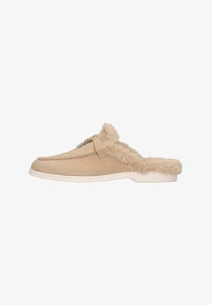 Pantofole in suede beige con fodera in pelliccia morbida, design slip-on, punta arrotondata e suola in gomma bianca. Presentano un dettaglio con fibbia in argento.