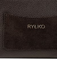 Billetera de cuero marrón con una superficie texturizada, un panel de ante y el nombre de la marca "RYŁKO" en relieve dorado.