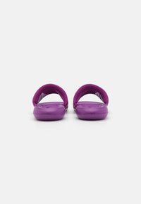 Sandales en slide violettes avec une surface lisse, des bords arrondis et une large sangle supérieure. Une construction légère pour un confort accru et une facilité de port.