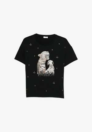 Maglietta nera a maniche corte con la grafica di due cani maculati, la parola "Dudes" e piccole decorazioni metalliche a forma di ape e puntini sparse intorno.