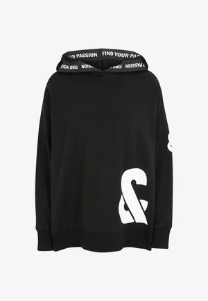 Schwarzer Kapuzenpullover mit großem weißen Ampersand-Symbol an der unteren Vorderseite und dem Ärmel, sowie dem Text "FIND YOUR PASSION" im Innenfutter der Kapuze.