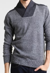 Grau strukturierter Pullover mit einem dunkelgrauen, breiten Kragen sowie gerippten Bündchen und Saum. Verfügt über ein Design aus gemischten Materialien, das ein geschichtetes Aussehen bietet.
