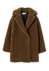 Manteau en fausse fourrure teddy marron avec larges revers, devant croisé et une finition douce texturée.