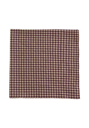 Brun og beige ternet stofserviet med et lille firkantet mønster, lagt fladt på en hvid baggrund.