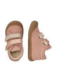 Zapatos de ante rosa para bebé con doble tira de velcro y suelas de goma marrón, mostrados desde vistas superior y lateral sobre fondo blanco.