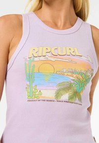 Fioletowy rybaczek z prążkowanym wzorem, zdobiony kolorową grafiką przedstawiającą zachód słońca, palmy oraz napis "RIPCURL" na klatce piersiowej.