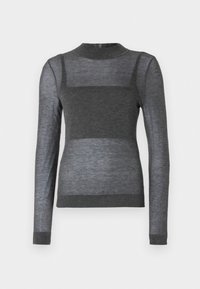 Grå långärmad topp i lättviktig tyg med ribbat rundhals och ett halvgenomskinligt randigt mönster över torso.