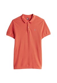 Camiseta polo naranja con una tapeta de tres botones y cuello. Presenta un pequeño logo de la marca en el lado izquierdo del pecho. Está hecha de un tejido de algodón texturizado.