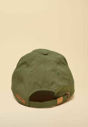 Șapcă de baseball ajustabilă verde măsliniu, cu găuri de ventilație cusute și cu „JOULES” brodat în portocaliu lângă deschiderea din spate.