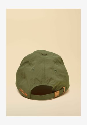 Șapcă de baseball ajustabilă verde măsliniu, cu găuri de ventilație cusute și cu „JOULES” brodat în portocaliu lângă deschiderea din spate.