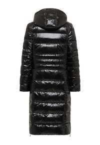 Długa czarna puchowa kurtka z błyszczącym wykończeniem, wyposażona w kaptur, pionowy pikowany wzór oraz boczne zamki przy dolnym brzegu.