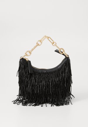 Schwarze Ledertasche mit langen Fransen, einem Reißverschluss und einem goldenen Kettengriff. Geschmeidige Textur mit betontem goldenen Zubehör.