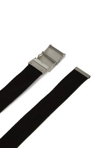 Ceinture tissée noire avec une boucle en métal argenté. Dispose d'une sangle texturée et d'extrémités en métal plates. La boucle a une finition lisse avec un mécanisme de verrouillage.