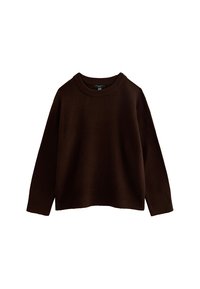 Suéter marrón de punto con cuello redondo, mangas largas y puños y dobladillo acanalados. Textura suave y diseño de corte holgado.