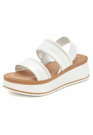 Hvide platform-sandaler med to brede remme, glat materiale og en beige fodseng. Har en lav kilehæl og tekstureret sål for godt greb.