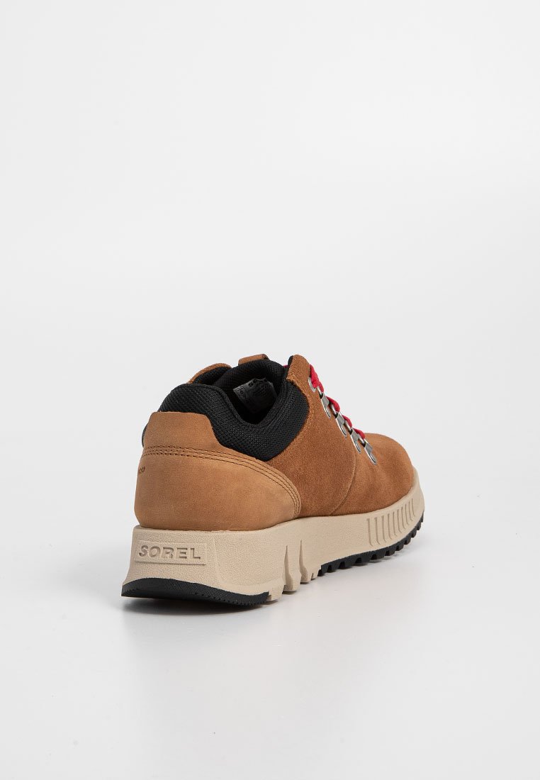 Bruna mocka sneakers med svart textilkrage, röda och silver öglor, samt en beige gummisula med texturerat grepp. Har prägling av logotyp.