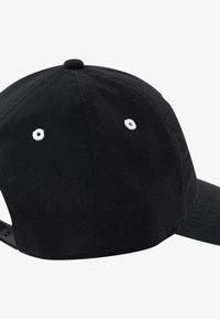 Μαύρο καπέλο μπέιζμπολ με στρογγυλεμένο πάνω μέρος, καμπύλο γείσο και λευκές ενισχυμένες οπές αερισμού στο πίσω μέρος. Περιλαμβάνεται ρυθμιζόμενο λουράκι.