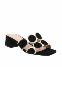 Sandali slide in suede nero con audaci fori circolari contornati in oro, con tacco basso e soletta rosa.
