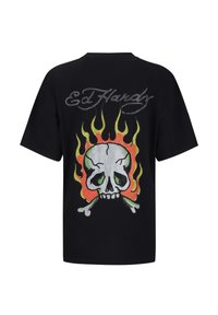 Camiseta de algodón negra con un gráfico de calavera con acentos verdes y llamas en rojo y amarillo, junto con el texto "Ed Hardy" arriba.