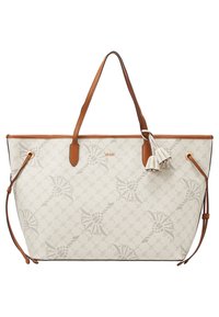 Tote-väska i krämfärgad texturmaterial med ljusgrå mönster, handtag och detaljer i tan läder, med en dekorativ tofsdetalj.