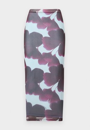 Jupe longue ajustée avec un grand motif floral abstrait en violet foncé et blanc sur un fond bleu clair.